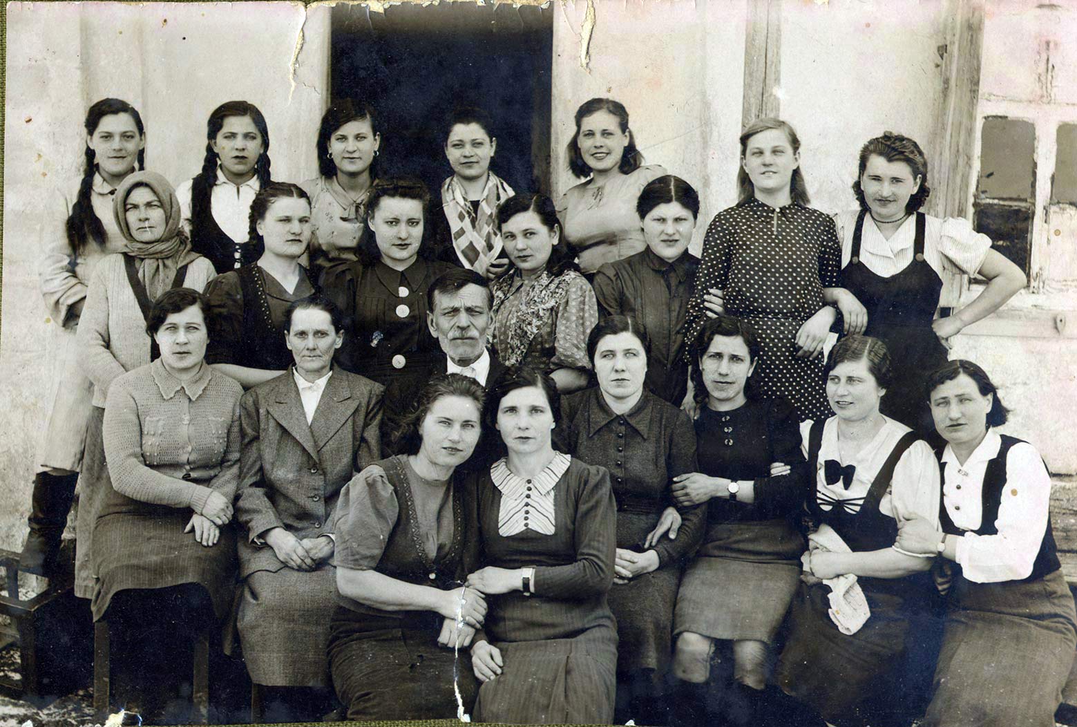 Колесников Алексей Ефимович в центре жена Киденко Евдокия Фёдоровна слева и дочь Фисенко Лидия Алексеевна над